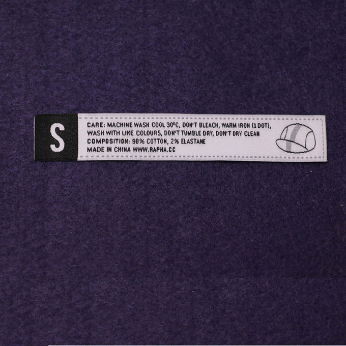 Ярлык фирменного наименования сплетенный одеждой/сплетенная шея обозначают шить в одежде