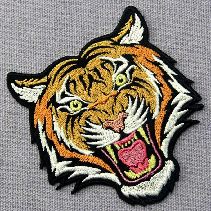 Вышитые машиной значки ткани шьют на изготовленном на заказ логотипе животного тигра