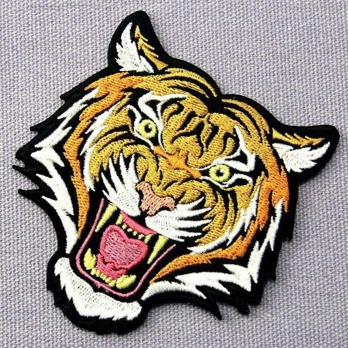 Вышитые машиной значки ткани шьют на изготовленном на заказ логотипе животного тигра