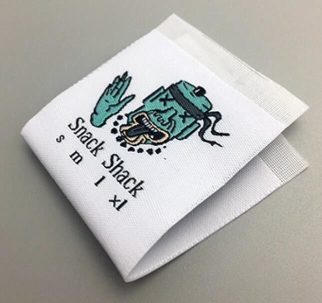 Частные ярлыки ткани штофа шеи логотипа фирменного наименования сплетенные Эндфолд для изготовленной на заказ футболки